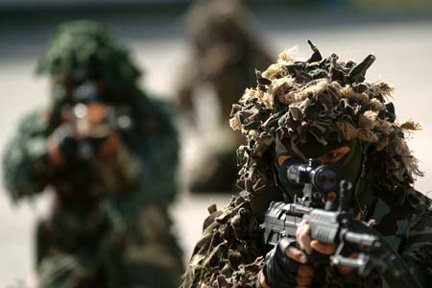 Một đơn vị chống khủng bố đang luyện tập tại Địch Hóa, Tân CươngẢnh : Reuters