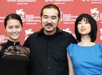  Sau khi được trình chiếu tại Vensie, "Chơi vơi" ra mắt khán giả Liên hoan phim Toronto.Từ trái sang phải: Đỗ Thị Hải Yến, đạo diễn Bùi Thạc Chuyên, Pham Linh Dan tại Liên hoan Venise Reuters