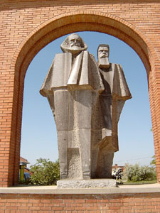 Tượng đài Marx – Engels theo trường phái lập thể