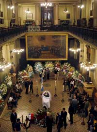 Linh cửu nữ danh ca Mercedes Sosa được quàn trong Tòa Nhà Quốc hội Achentina tại Buenos Aires ngày 04/10/2009.(Ảnh : Reuters)