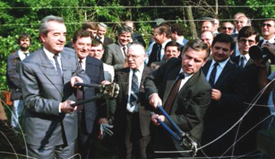 Hai ngoại trưởng Hungary (Gyula Horn) và Áo (Alois Mock) cắt hàng rào kẻm gai tại biên giới hai nước, năm 1989 (DR)