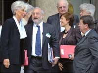 Joseph Stiglitz (giữa) cùng với bộ trưởng Kinh tế Pháp (trái) (Ảnh : AFP)