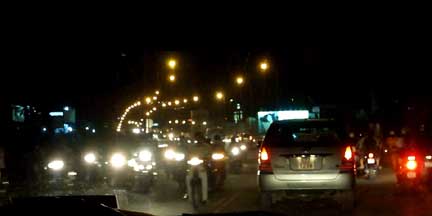 Ban đêm đường phố Sài Gòn cũng vẫn đông nghẹt xe cộ(Ảnh : DR)