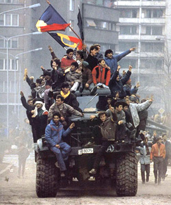 Người dân Bucarest vui mừng ngày chế độ  Ceausescu sụp đổ 