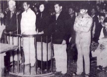 Phiên tòa tại Hà Nội (19/01/1960) xét xử vụ Nhân Văn Giai Phẩm. Từ trái sang phải: Nguyễn Hữu Đang, Trần Thiếu Bảo, Thuỵ An, Phan Tại và Lê Nguyên Chí.(Ảnh tư liệu : DR)