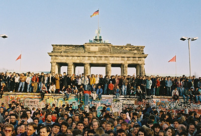 Hàng ngàn người dân Berlin tập hợp lại ngay sau khi bức tường sụp đổ