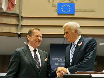 Cựu thủ tướng Ba Lan Jerzy Buzek, hiện là chủ tịch Nghị viện Châu Âu, tiếp ông Vaclav Havel nhân lễ kỷ niệm 20 năm chủ nghĩa cộng sản sụp đổ (Reuters) 
