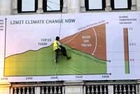 Áp phích tại Copenhagen (Đan Mạch) kêu gọi thế giới hạn chế hiện tượng biến đổi khí hậu(Ảnh : Reuters)