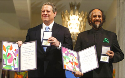 Phó tổng thống Mỹ Al Gore và chủ tịch IPCC trên bục nhận giải Nobel Hòa Bình 2007 (AFP)