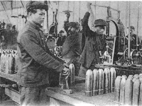 Lính thợ Việt Nam trong các xưởng sản xuất đạn dược (DR)