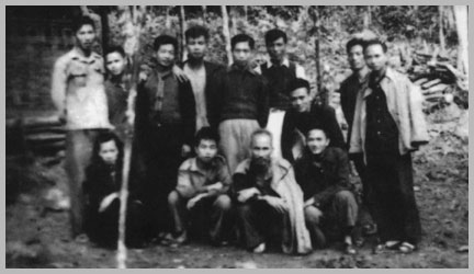 Lê Đạt trên chiến khu Việt Bắc năm 1948. Ba người ngồi từ phải sang trái : Nguyễn Lương Bằng, Hồ Chí Minh, Lê Đạt.(Ảnh tư liệu)