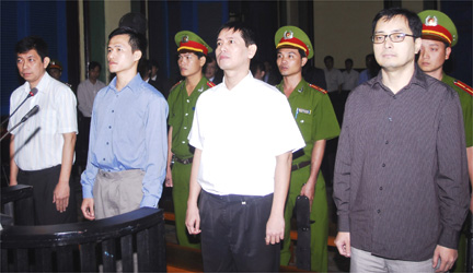 Việt Nam mở nhiều phiên tòa xét xử các tiếng nói bất đồng (Reuters)