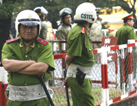 Công an Việt Nam trước Tòa án Nhân dân (Reuters)