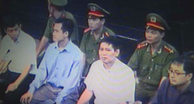 Ảnh chụp qua màn ảnh truyền hình : các bị cáo Trần Huỳnh Duy Thức, Nguyễn Tiến Trung, Lê Thăng Long và Lê Công Định (từ trái sang phải)