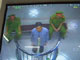 Nhà giáo Vũ Hùng tại phiên xử sơ thẩm ngày 07/10/2009, khi ông bị kết án 3 năm tù(Ảnh : Reuters chụp qua màn hình)