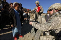 Lính Mỹ phát bánh kẹo cho trẻ em Afghanistan tại một ngôi làng ở tỉnh Khost ngày 23/12.Reuters