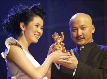 Nữ diễn viên Dư Nam và đạo diễn Vương Toàn An nhận giải Gấu Vàng 2007 (DR)