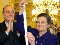 Bà Simone Veil (bên cạnh là cựu tổng thống Jacques Chirac) đang giơ cao thanh gươm viện sĩ vừa được trao tặng
Ảnh: Reuters / C. Platiau