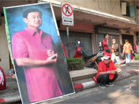 Chân dung cựu thủ tướng Thaksin luôn hiện diện trong các cuộc biểu tình của phe Áo Đỏ.
Ảnh: A.Dubus/RFI