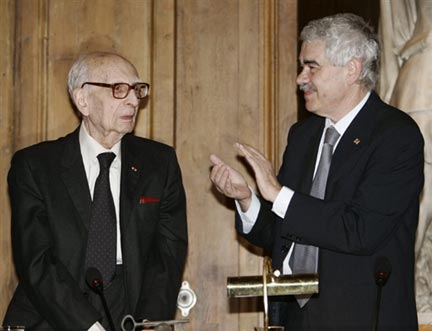 Claude Levi-Strauss (g.) est récompensé du 17ième prix international de Catalonya par son président Pasqual Maragall (d.), le 13 Mai 2005 à Paris.(Photo : Pascal Pavani/ AFP)