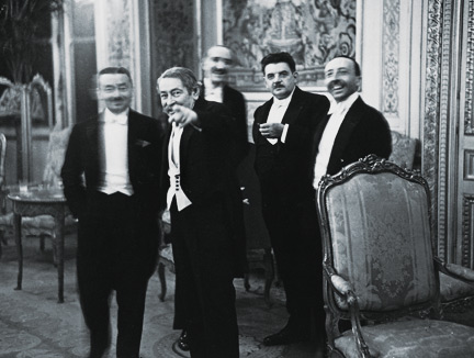 Aristide Briand montre du doigt Erich Salomon et s’écrie : «&nbsp;<em>Ah ! le voilà ! le roi des indiscrets !&nbsp;». </em>Paris, quai d’Orsay, août 1931.(Crédit : Bildarchiv Preußisher Kulturbesitz)
