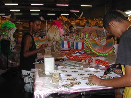 Les artisans de perles et paillettes, lors de la préparation du carnaval.(Photo : Annie Gasnier/ RFI)