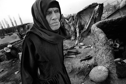 Kaboul, Afghanistan, 2008. Anciens exilés dans un camp de réfugiés. Emplois, écoles, routes, cliniques, hôpitaux&nbsp;: tout y fait défaut. Face à l'avancée de la guerre, des milliers d'Afghans ont été poussés à fuir. La majorité d'entre eux viennent chercher refuge dans la capitale, Kaboul.© Zalmaï