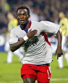 Le Ghanéen Mickaël Essien, milieu défensif de l'Olympique lyonnais signe pour cinq ans à Chelsea.(Photo : AFP)