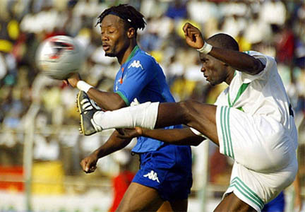 Cinq ans après avoir perdu la finale de la Coupe de la CAF face au Raja de Casablanca (ici Etienne Kibong, à droite), Coton sport retrouve les sommets continentaux.   (Photo : AFP) 