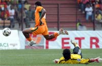 Bakari Koné survole le gardien malgache.(Photo : AFP/Issouf Sanogo)