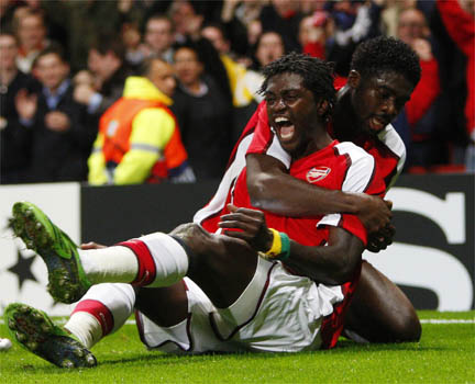 Emmanuel Adebayor, auteur d'un doublé, est félicité par Kolo Touré.(Photo : Reuters)