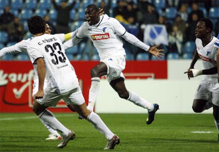 Demba Ba (au centre) a encore frappé.(Photo : Reuters)