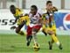 Mohamed Ali Nafkha, buteur, à la lutte avec deux joueurs de la JS Kabylie.(Photo : AFP/Bechir)