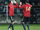 Les Espagnols David Villa (à gauche) et Xavi Alonso se félicitent.(Photo : Reuters)