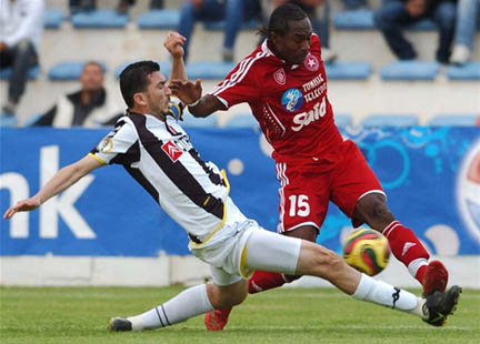 Le buteur de l'Etoile du Sahel, Emika Opara, à la lutte avec le capitaine du CSS, Issam Merdassi.(Photo : AFP/Fethi Belaid)