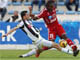 Le buteur de l'Etoile du Sahel, Emika Opara, à la lutte avec le capitaine du CSS, Issam Merdassi.(Photo : AFP/Fethi Belaid)