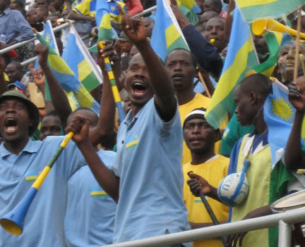 Le Rwanda vient d'égaliser face au Cameroun, les supporters du Stade Amahoro exultent.(Photo : Christophe Jousset /RFI)