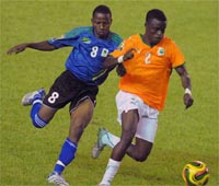 Le défenseur ivoirien Mansou Amoro tente de conserver le ballon.(Photo : AFP/Issouf Sanogo)