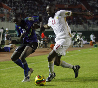 Le Sénégalais Diallo Mame Cheikh et le Tanzanien Tegete Jerson-John à la lutte.(Photo : Reuters)