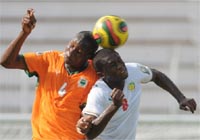 L'Ivoirien Herve Hamed Diomande et le Sénégalais Vito Badiane à la lutte.(Photo : AFP/Issouf Sanogo)