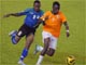 Le défenseur ivoirien Mansou Amoro tente de conserver le ballon.(Photo : AFP/Issouf Sanogo)