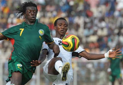 Le Sénégalais Mamadou Traoré  à la lutte avec Samuel Inkoom.(Photo : AFP/Issouf Sanogo)