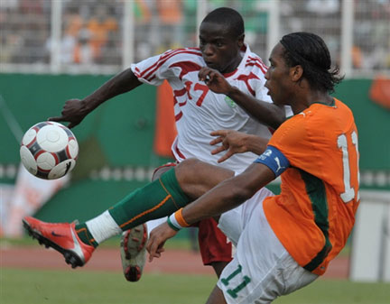 Entrée réussie pour Didier Droga (d), auteur de deux des cinq buts ivoiriens contre le Malawi.(Photo: AFP)