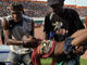 Des supporters transportant une des victimes piétinées par un mouvement de foule au grand stade d'Abidjan, le 29 mars 2009.&nbsp;(Photo: AFP)