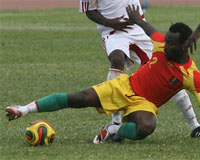 Le Guinéen Pascal Feindouno est à terre.(Photo : AFP)