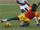 Le Guinéen Pascal Feindouno est à terre.(Photo : AFP)
