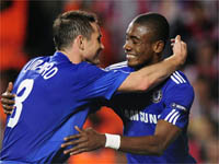 L'Ivoirien Salomon Kalou félicité par Frank Lampard.(Photo : Reuters)
