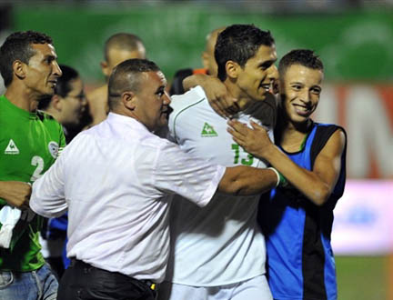 Karim Matmour et des supporters algériens.(Photo : AFP)