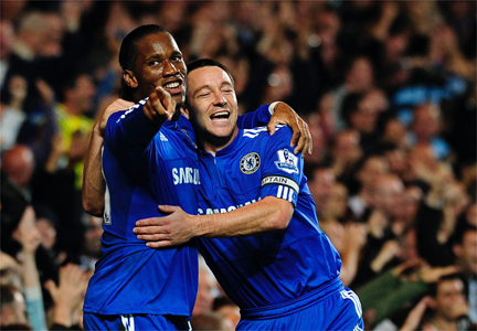 Didier Drogba, félicité par John Terry, a inscrit le 5e but de Chelsea contre Blackburn.(Photo: Reuters)