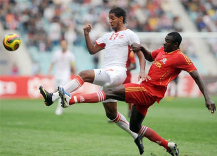 Issam Jemaâ (g) à la lutte avec Julius Owino (d) a marqué dès la 1e mn.(Photo: AFP / Fethi Belaid)